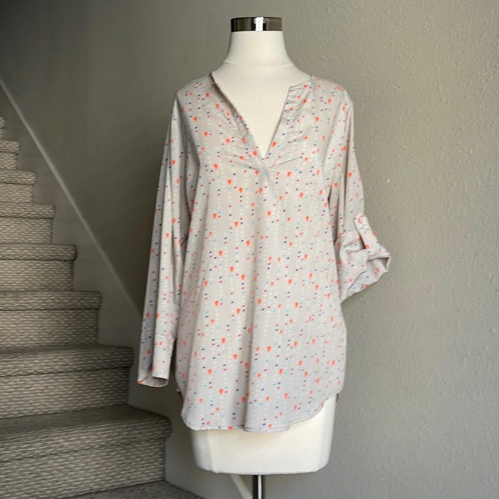 Collective Concepts Sz M V-neck graphic design blouse